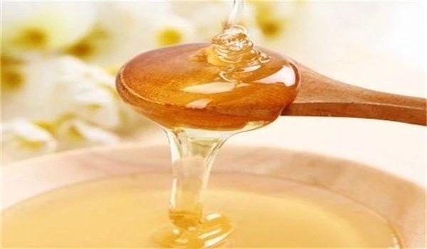 傳統中醫常用於潤肺止咳與潤腸通便的天然飲品：蜂蜜水