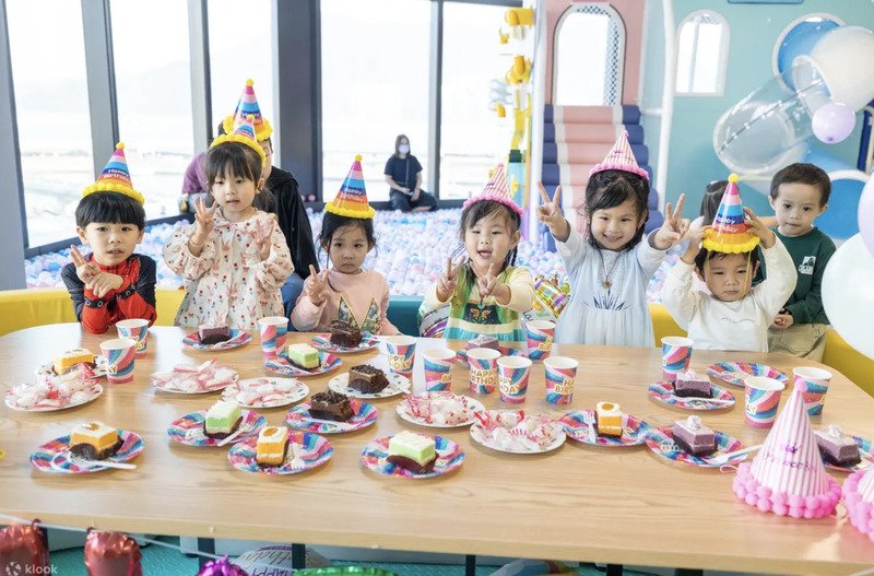 chill kids club party room