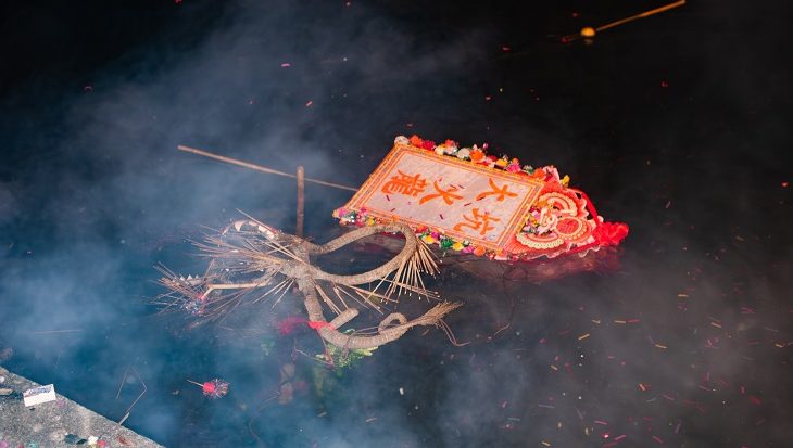 慶典最後將火龍投入海中象徵圓滿送龍