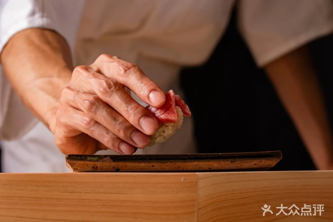 旬舍的師傅正製作壽司