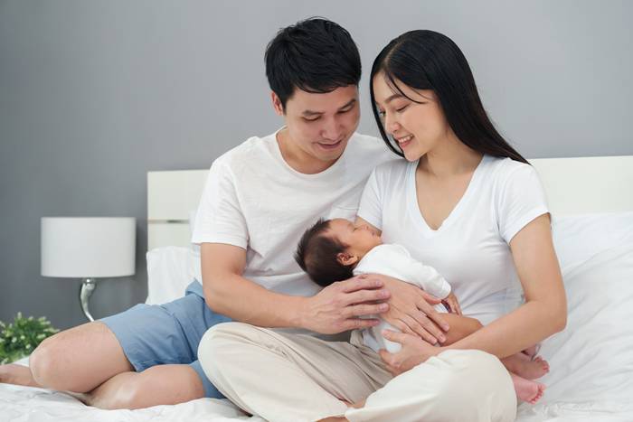 坐月家庭支持:丈夫陪伴產後媽媽,幫助減輕產後焦慮與調適情緒