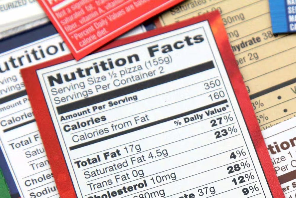 家長應閱讀營養標籤,辨識食品成分表中隱藏的游離糖與添加糖分。