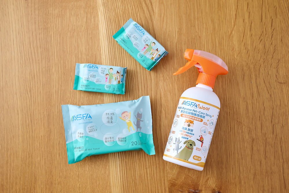 貓咪產前必備清潔用品:包含消毒噴霧、生理食鹽水及各項一次性衛生耗材。