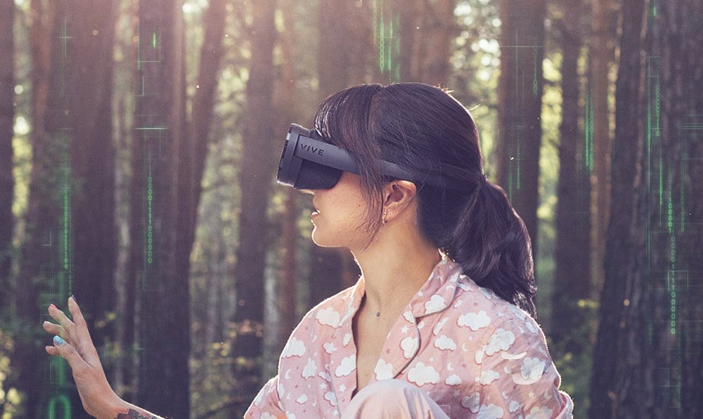 女性配戴 VR 裝置模擬場景的特寫,配圖解釋虛擬想像與現實暴露相結合的脫敏方法。