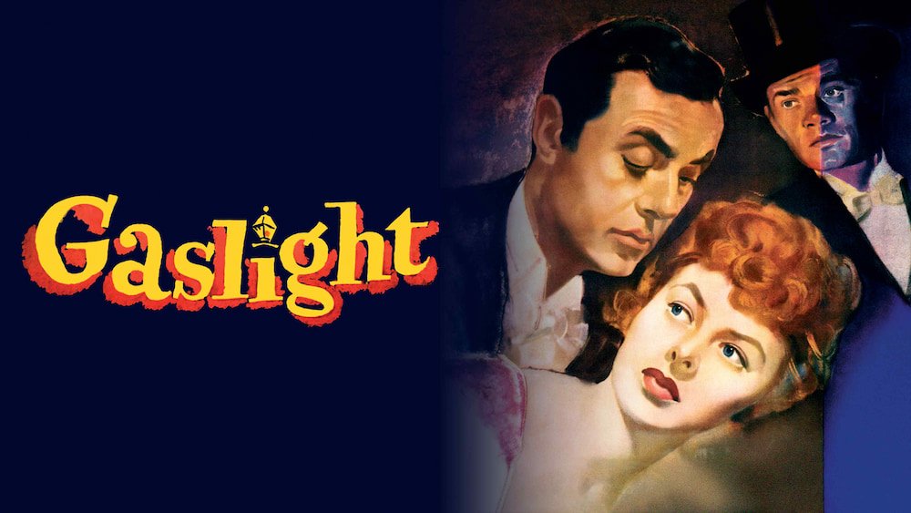 經典電影《煤氣燈下》劇照，左側帶有黃色 Gaslight 字樣，右側為男女主角。