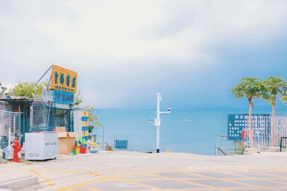 深圳官湖村的海邊小鎮街道與蔚藍大海景觀