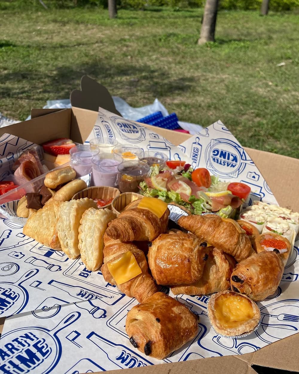 Kama Delivery Wild Lunch Box Customer Photo 5 - Enjoying it on the grass