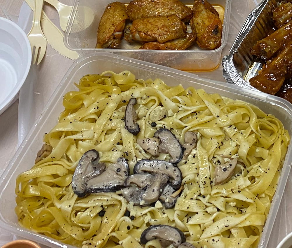Kama Delivery Meal for 3–5 People: Customer Photo 1 – Flat Pasta and Chicken Wings