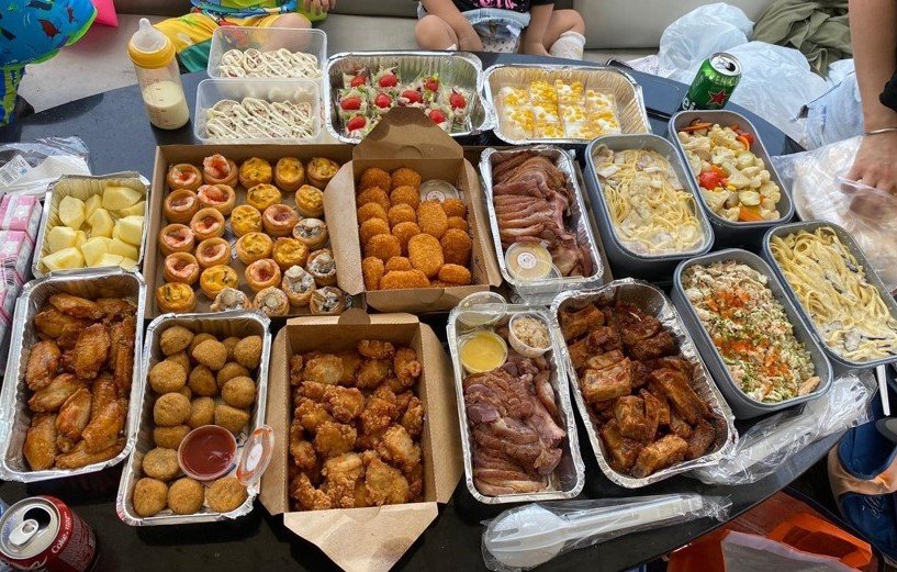於遊艇上享用 Kama Delivery 的套餐美食