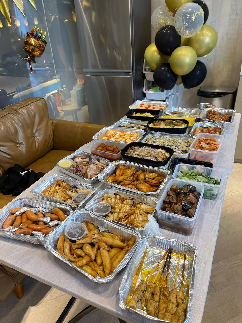 各式各樣的小食及主食外賣擺放在桌上